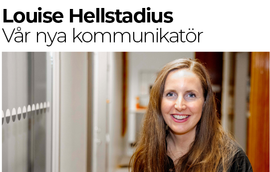 Louise Hellstadius ler framför en kontorskorridor, omgiven av glasväggar och trädörrar. Ovanför bilden står texten: "Louise Hellstadius Vår nya kommunikatör". Hennes långt, brunt hår faller fritt över axlarna.