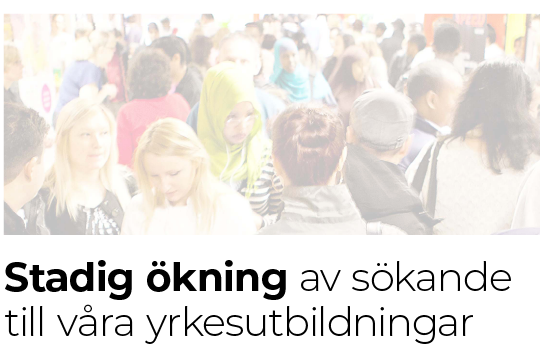 En grupp människor står, flera diskuterar och interagerar med varandra i ett trångt rum. Ovan texten: "Stadig ökning av sökande till våra yrkesutbildningar", vilket betonar det ökade intresset för utbildningarna.